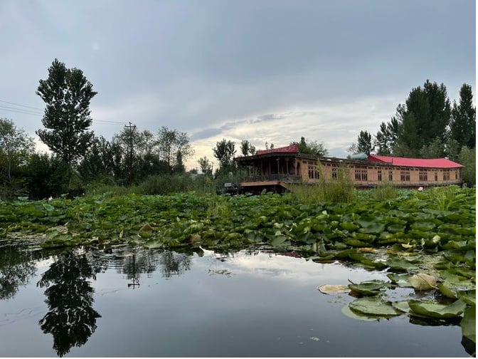 Kashmir Dal Lake houseboat